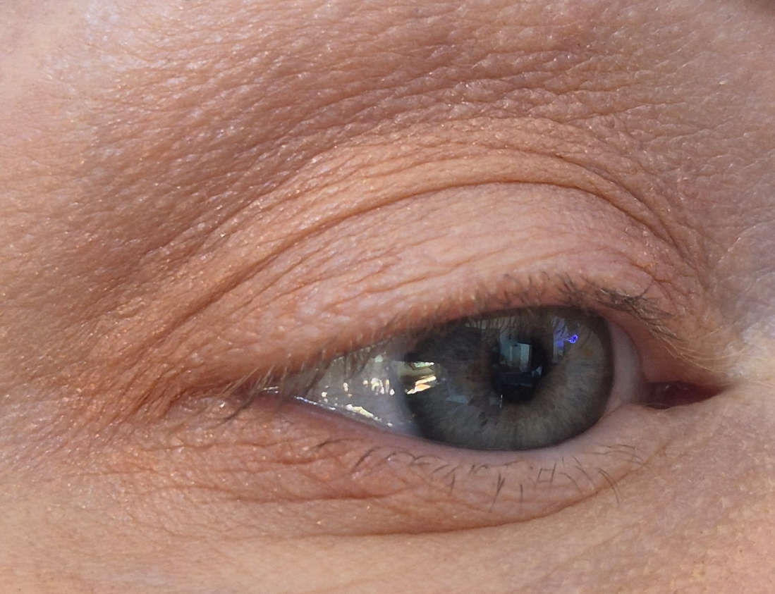 В центре оставила бежевый, на складке и в наружный угол - бронзовый.