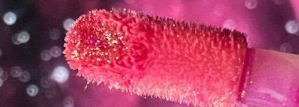 Множество блесток с Catrice Plump It Up Lip Booster 110 Selflove and Glitter