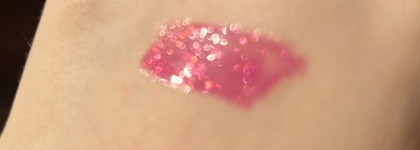 Множество блесток с Catrice Plump It Up Lip Booster 110 Selflove and Glitter