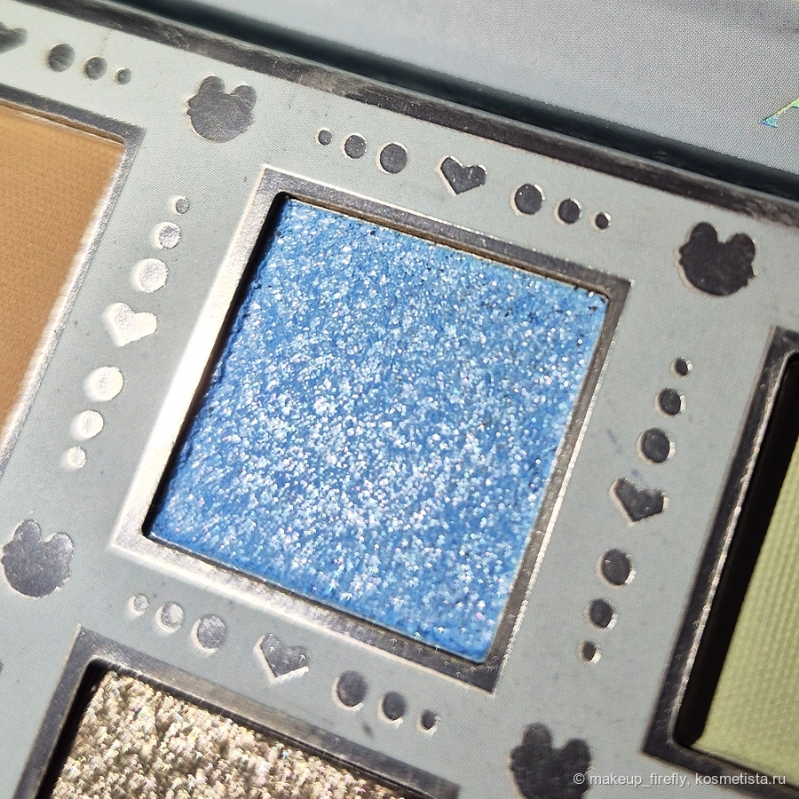 Голубой с белыми блестками, имеет яркую базу, без дуохрома