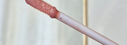 Ухоженные губы с Relouis gloss balm shea butter and pistachio 04 Baby Nude