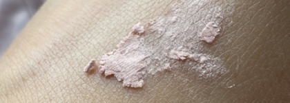 Моя первая в жизни пудра - новинка для жертв маркетинга Catrice Under Eye Brightener Setting Powder