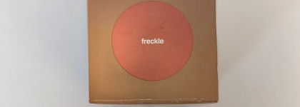 Rhode Pocket Blush в оттенке freckle