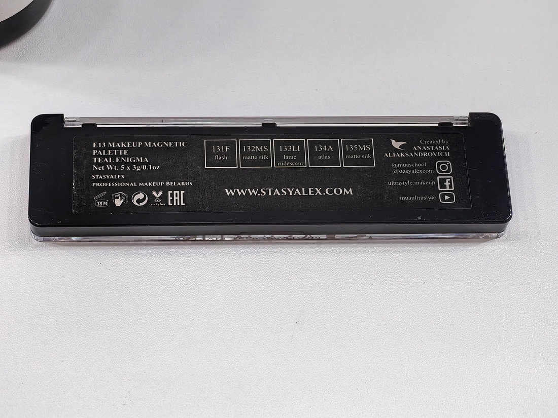 На оборотной стороне палетки продублирована вся информация, кроме состава.