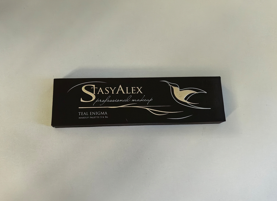 Тени приходят в лаконичной картонной коробке с золотым тиснением. Защиты от вскрытия нет, но с учетом отсутствия офлайн магазинов это не страшно.