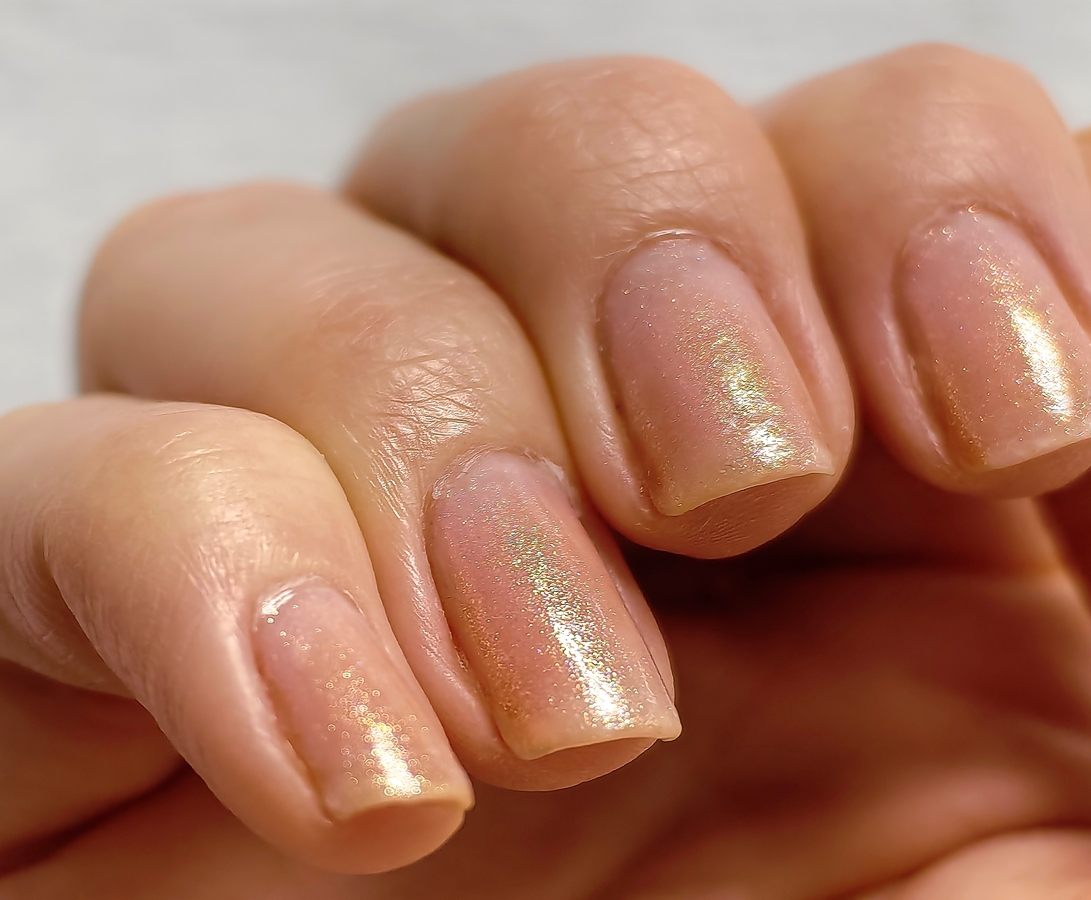 Тут хорошо видно, что кутикула у меня, мягко говоря, пересохшая и выглядит все это очень неухоженно.