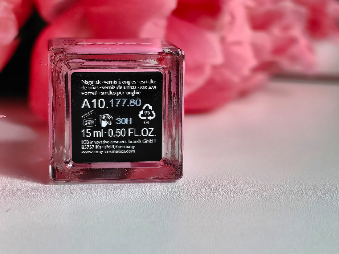 На донышке указан объем продукта, срок годности и другая полезная информация