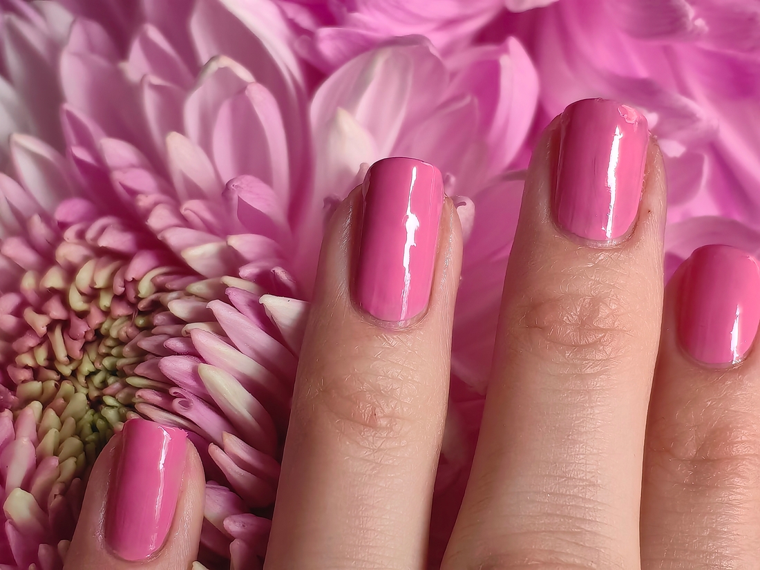 Искусственный теплый свет. На этом фото видно, что лак чуть полость.