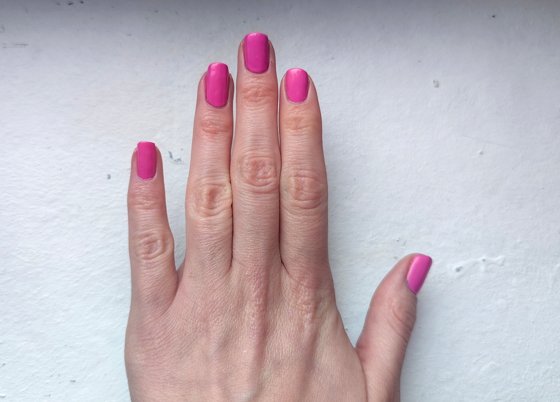 Дневной свет, фото сделано у окна в пасмурный день.