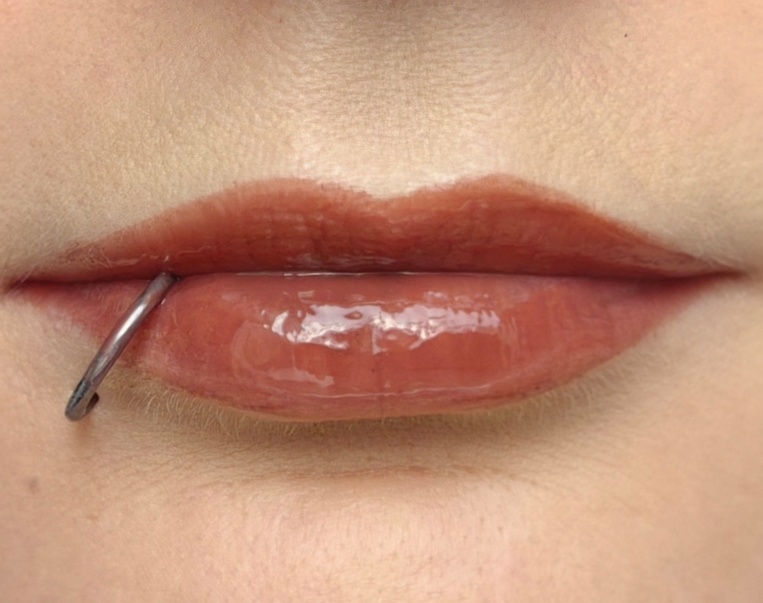 Так масло выглядит на губах. Фото сделано у окна при дневном свете в пасмурный день (да-да, осень в Москве совсем не балует солнышком)