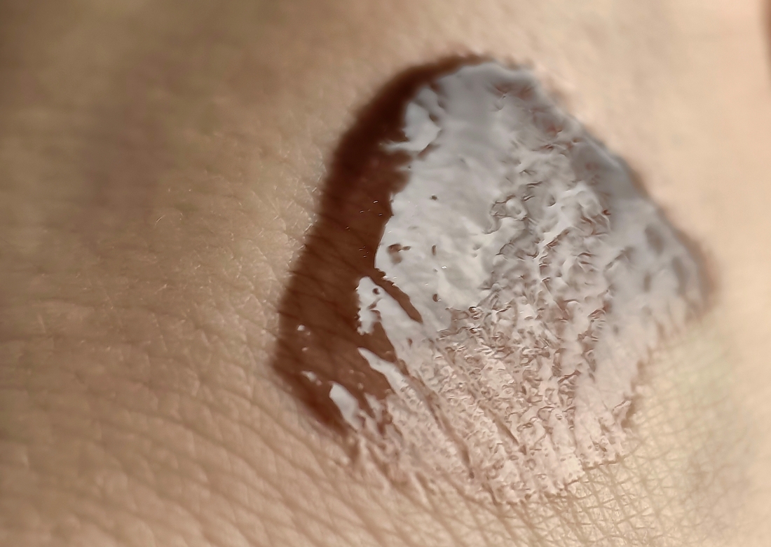 В макро видно то, насколько глянцевое покрытие дает масло