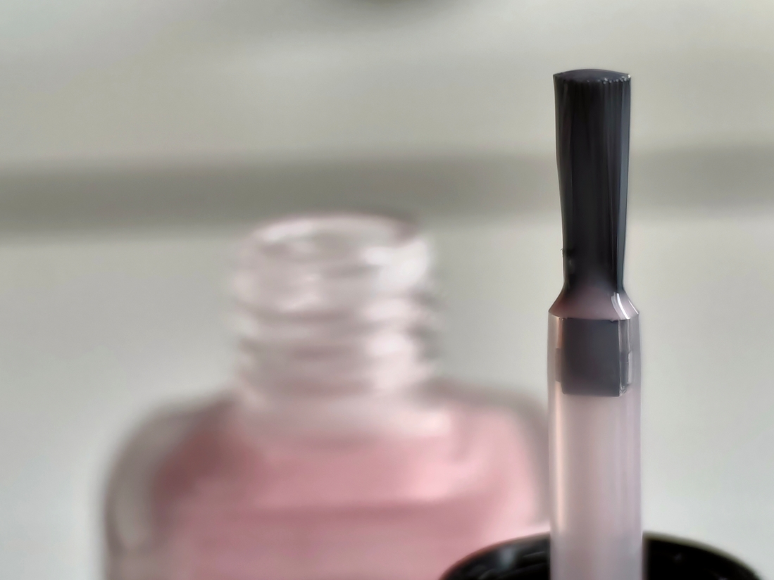 Кисточка такая же, как у рассмотренных выше лаков,