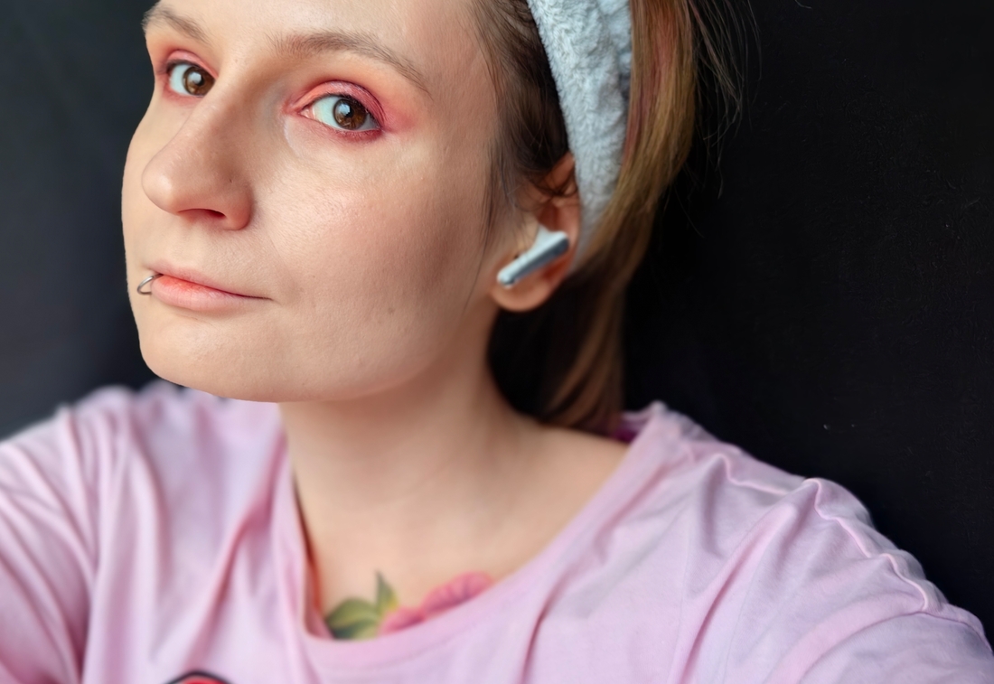 С растушеванными румянами