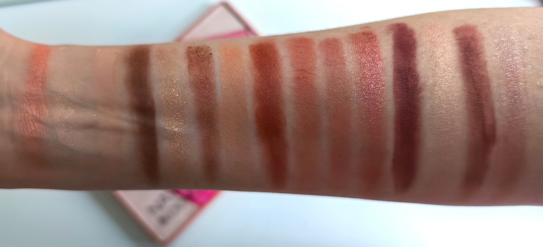 Общий свотч. Сделан при дневном свете в пасмурный день. Предпоследний оттенок нанесен неудачно, простите: кожа в этом месте была сильно влажная, а я заменила косяк только перед публикацией.