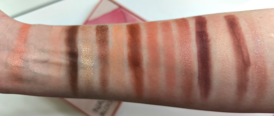 Общий свотч. Сделан при тёплом искусственном свете.