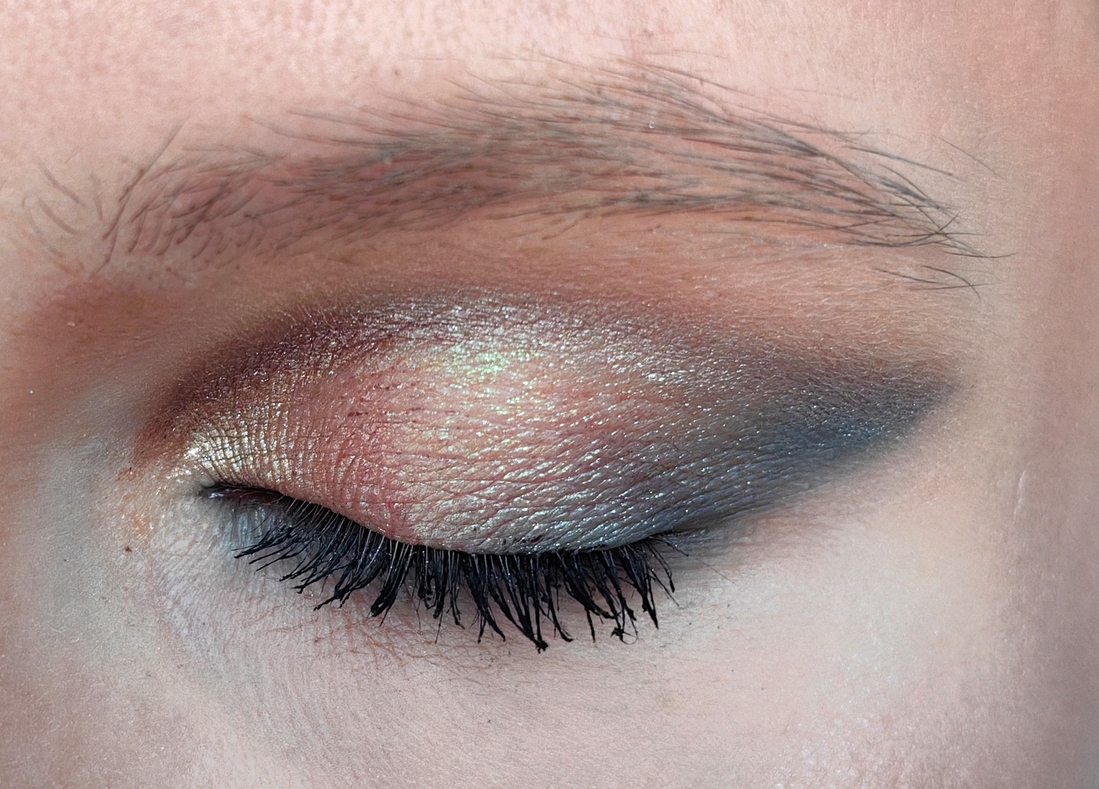 Вот тут видно, что 133LI плешивит, а 135MS выглядит скорее грязно-серым, чем синим. Это при том, что матовые я наносила без базы, на консилер, а сияшки на базу. А еще ни намека на красный в 134А.