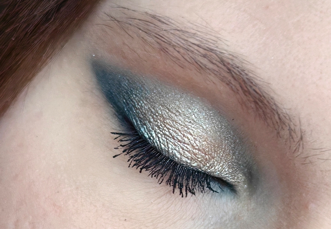 Тут 131F кажется скорее белым золотом, чем уверенным золотым оттенком. Это за счет света (один день пасмурнее доугого, извините) и компании синего.