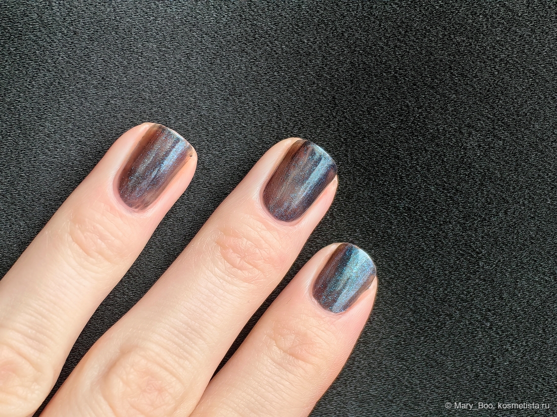 Тут хорошо видно, что база у лака - серая полупрозрачная. Одного слоя, конечно, недостаточно.