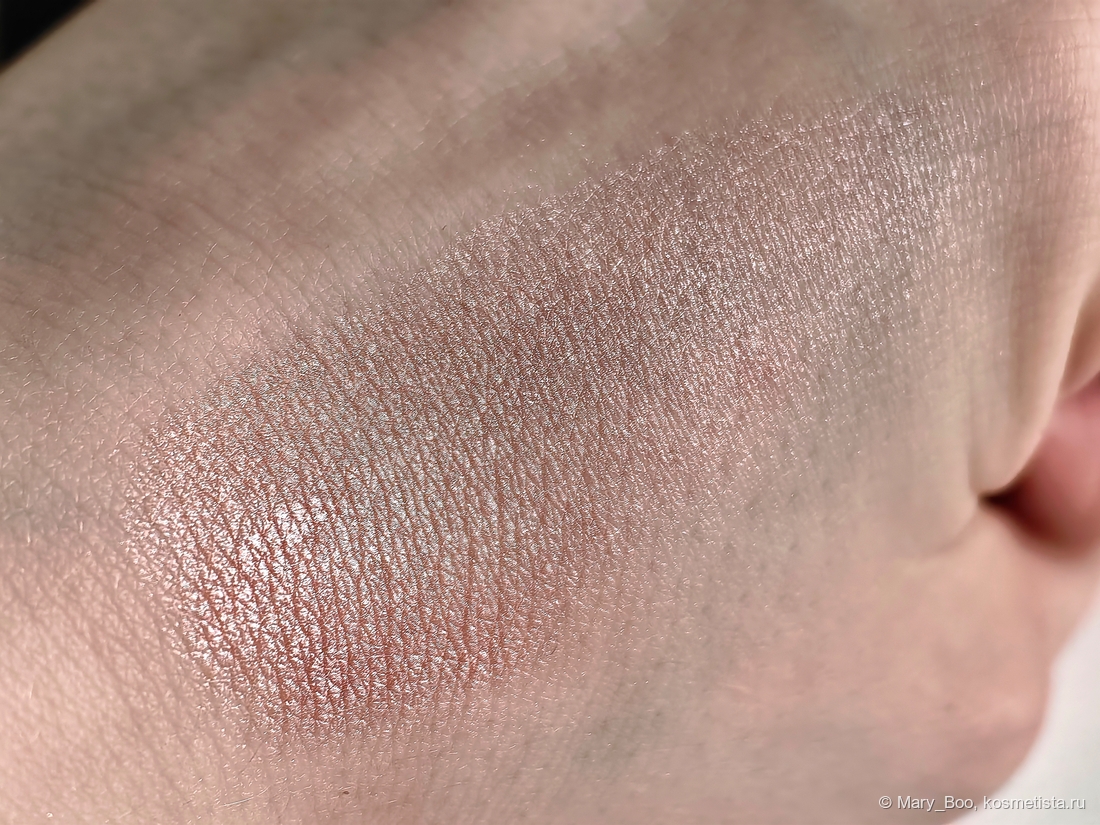 При дневном свете в глубине комнаты хайлайтер показывает легкую розовинку.