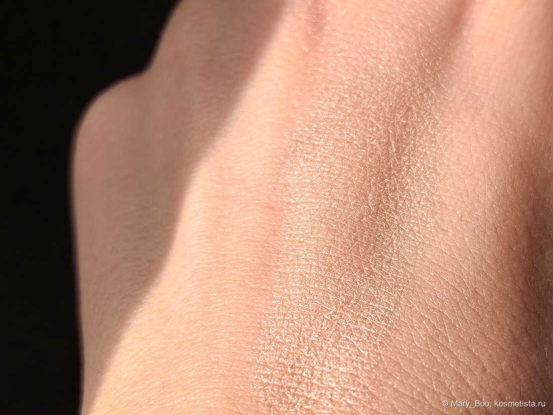 На ярком солнце хайлайтер почти сливается с кожей, а свечение становится золотистым.