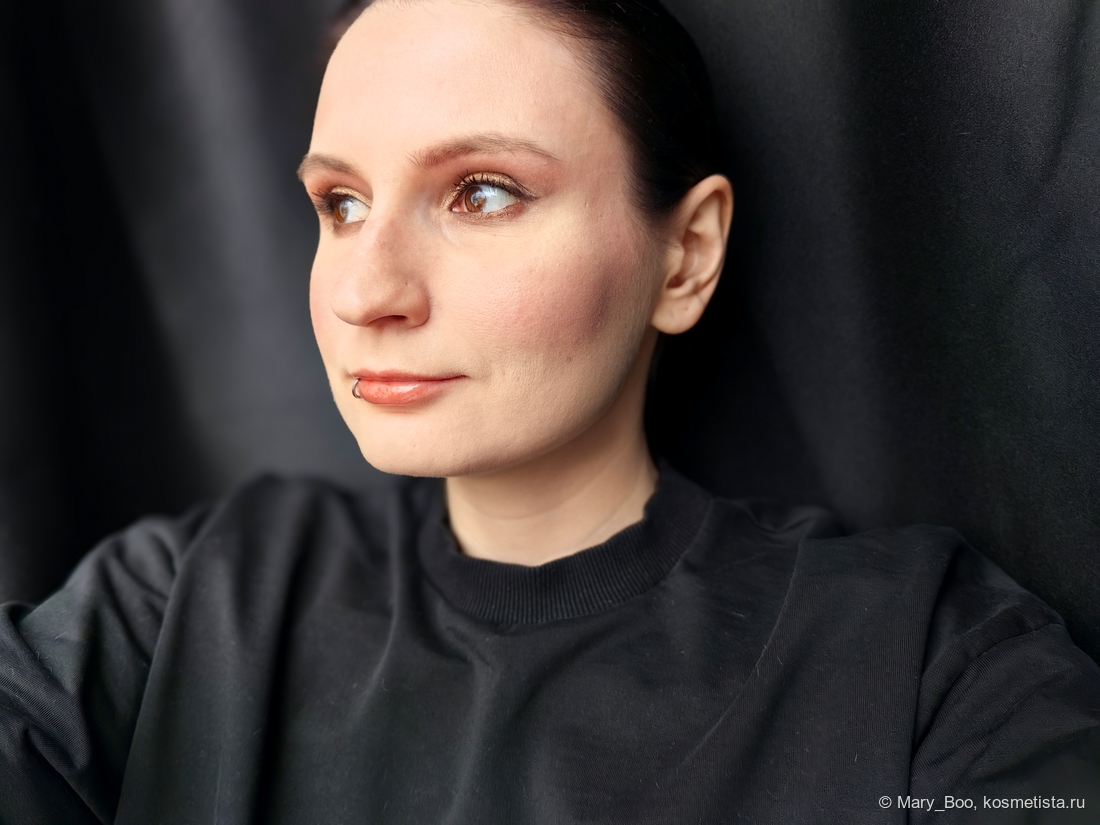 Полный образ. Тут выглянуло солнышко и румяна уже не выглядят холодными.