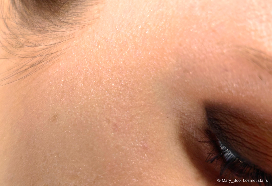 Тут нанесла хайлайтер кистью и очень хорошо растушевала. По-моему, вполне нежно и естественно. Фото сделано при теплом искусственном свете.