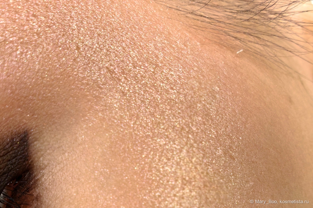 Тут нанесла хайлайтер влажным бьютиблендером. Фото сделано при теплом искусственном свете.