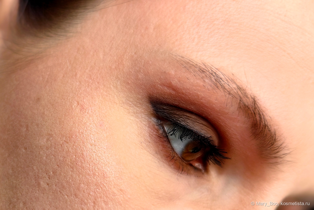 Тут нанесла хайлайтер кистью и очень хорошо растушевала. По-моему, вполне нежно и естественно. Фото сделано при дневном свете около окна.