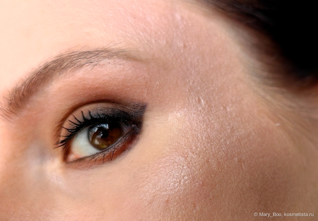 Тут нанесла хайлайтер влажным бьютиблендером: сияет уже так, что будет слепить встречных водителей. Фото сделано при дневном свете около окна.