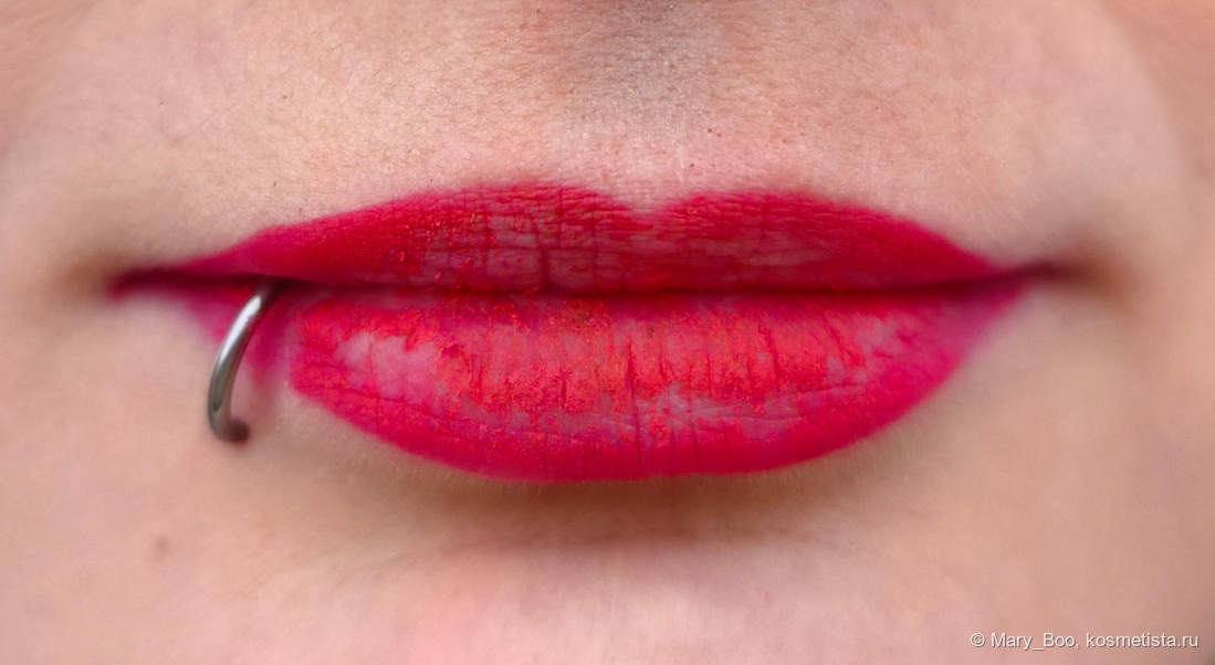 То, что помада начинает убегать, ощущается как песок на губах.