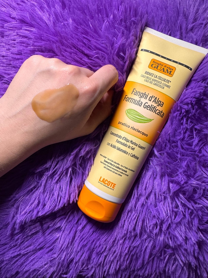 Гель не плотный, не тяжелый, легко распределяется по коже