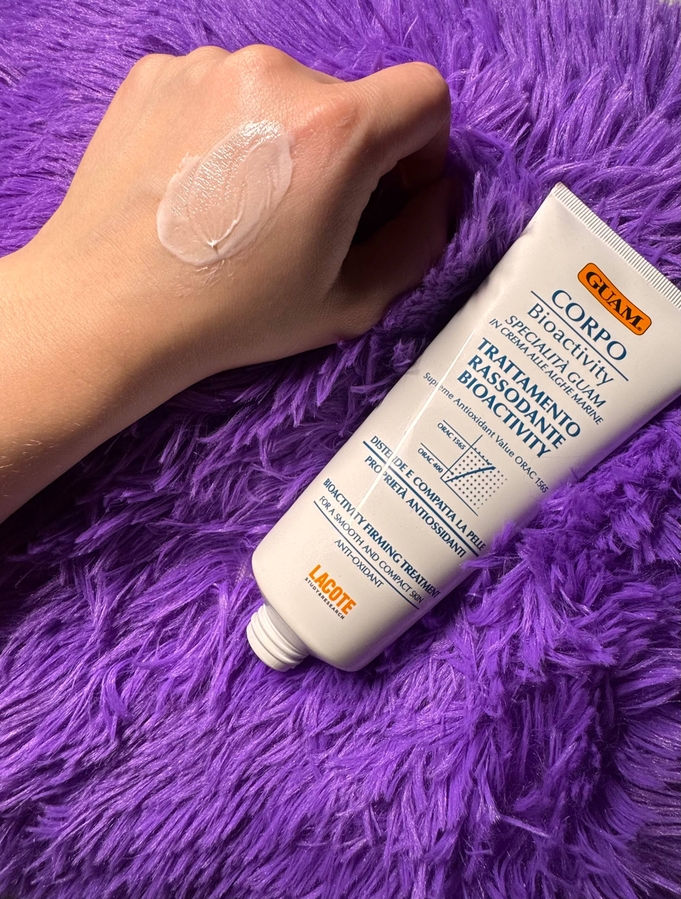 При распределении плотный, требует времени на то, чтобы равномерно нанести на кожу