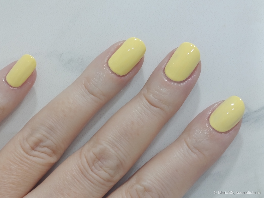 При искусственном освещении.