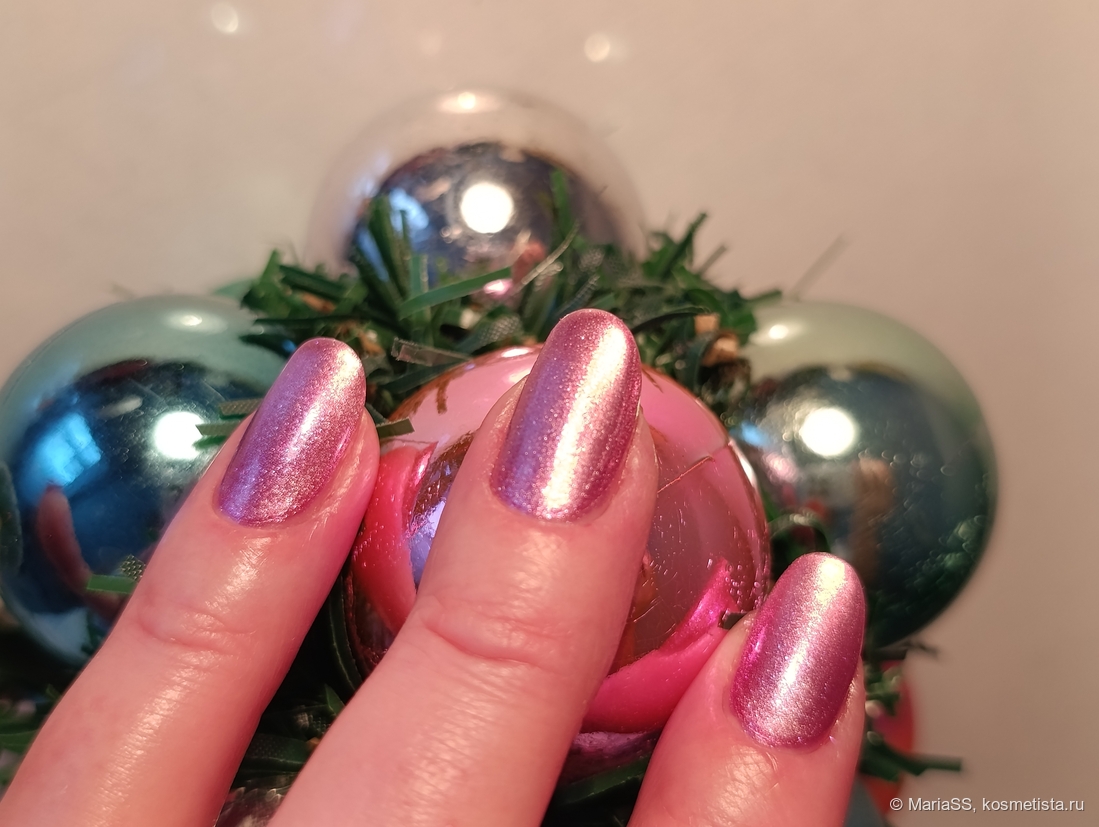 Под тёплым светом настольный лампы.