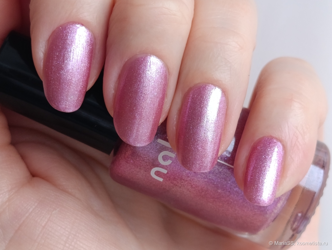 Два слоя лака.