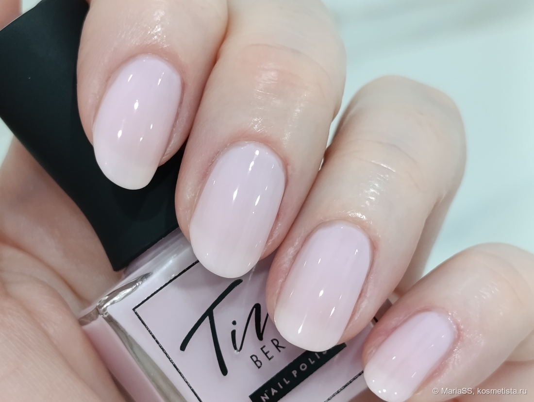 При искусственном освещении.