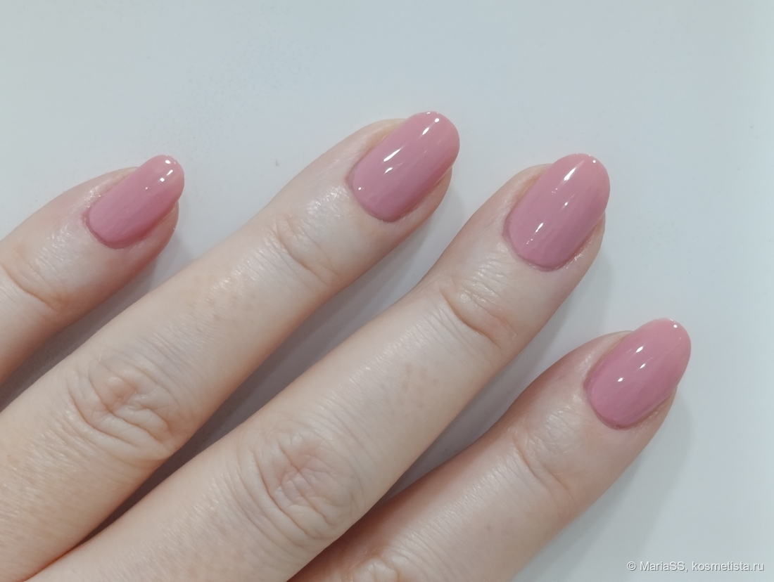 При искусственном освещении.