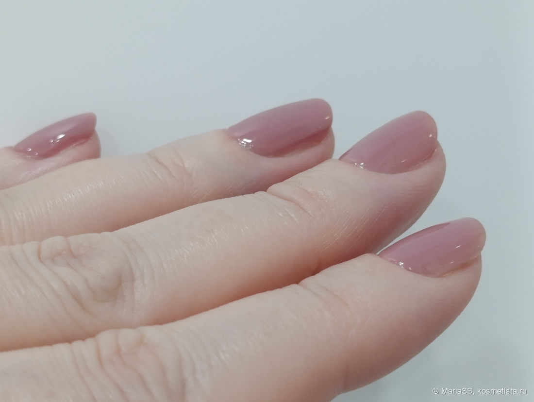 При искусственном освещении.