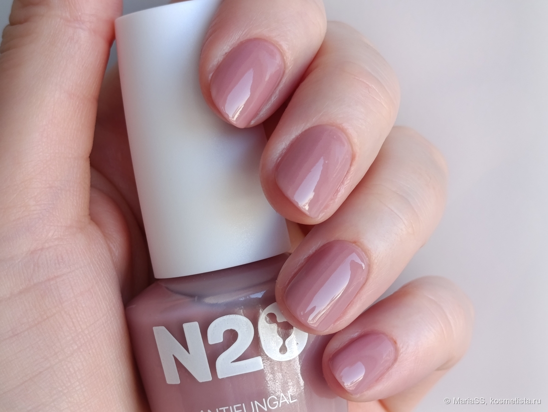 Четыре слоя лака в оттенке dusty rose без топа.