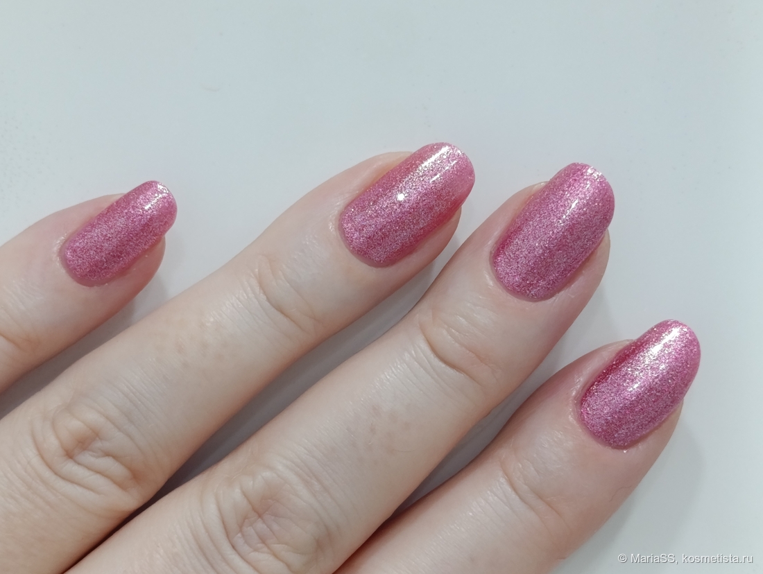 При искусственном освещении.