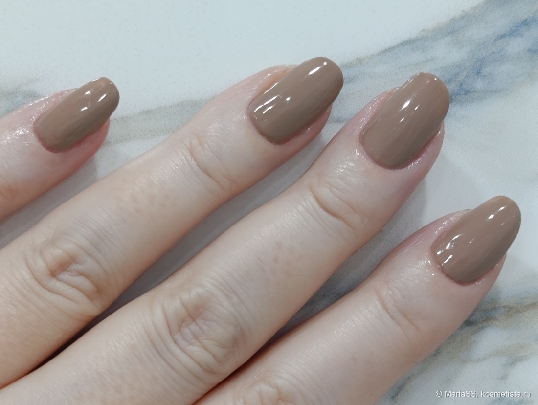 При искусственном освещении.