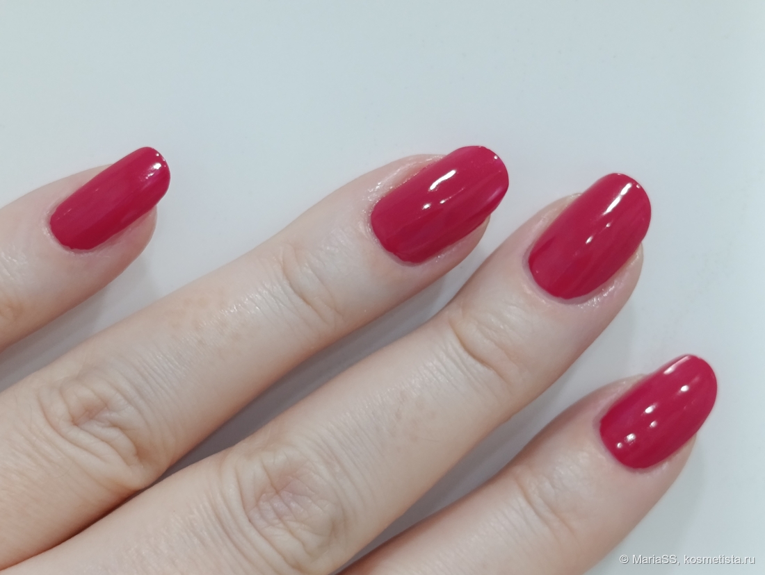 При искусственном освещении.