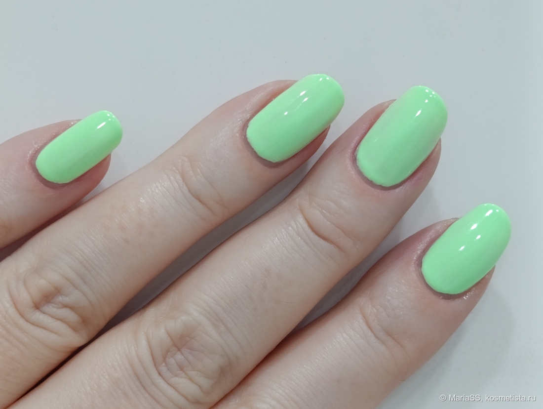 При искусственном освещении.