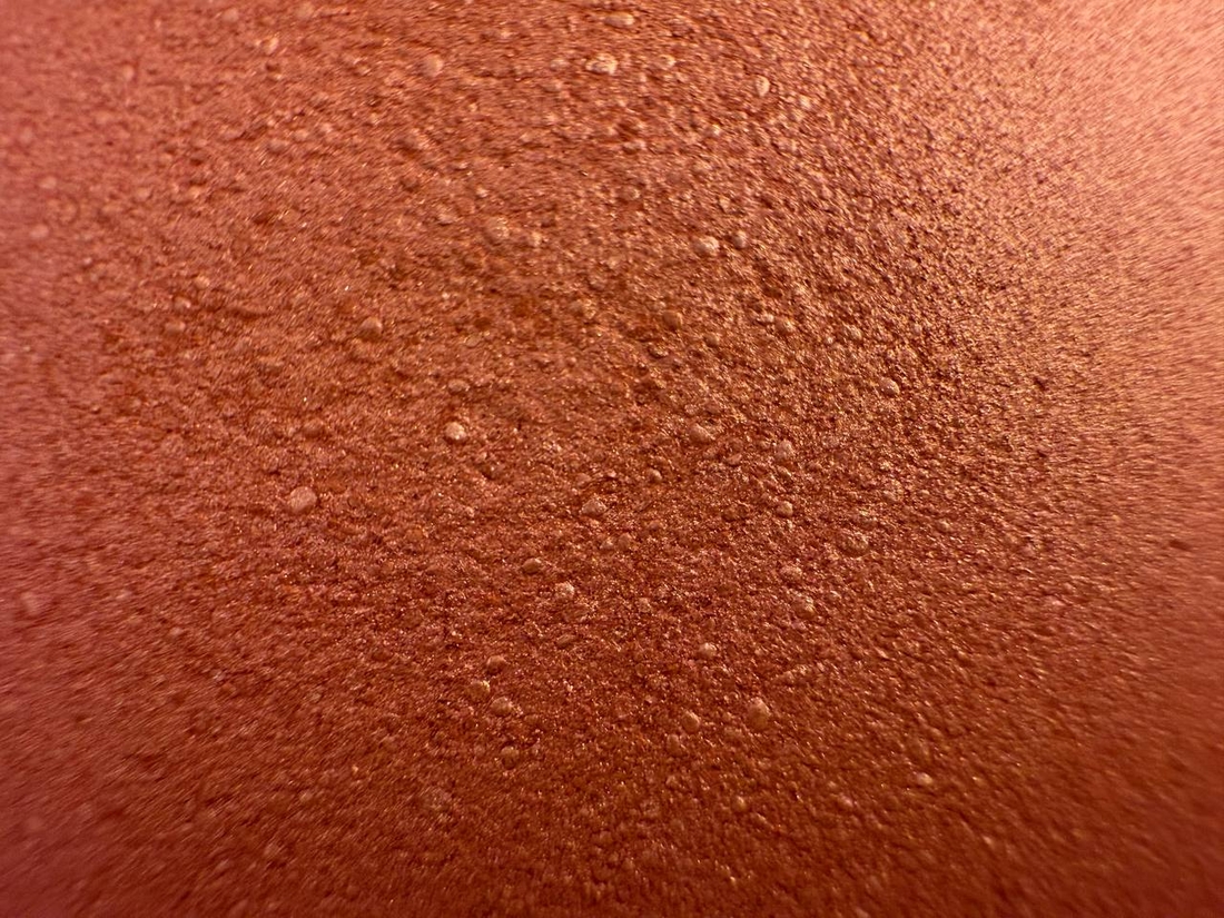 Текстура румян Soft Glam Baked Blush в оттенке 020 Peachy Breeze