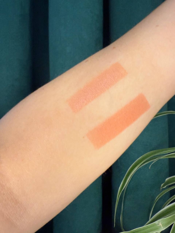 Сверху: Vivienne Sabo Blush Relief 24 "Rose de Velours" Cнизу Catrice Soft Glam Baked Blush 020 Peachy Breeze