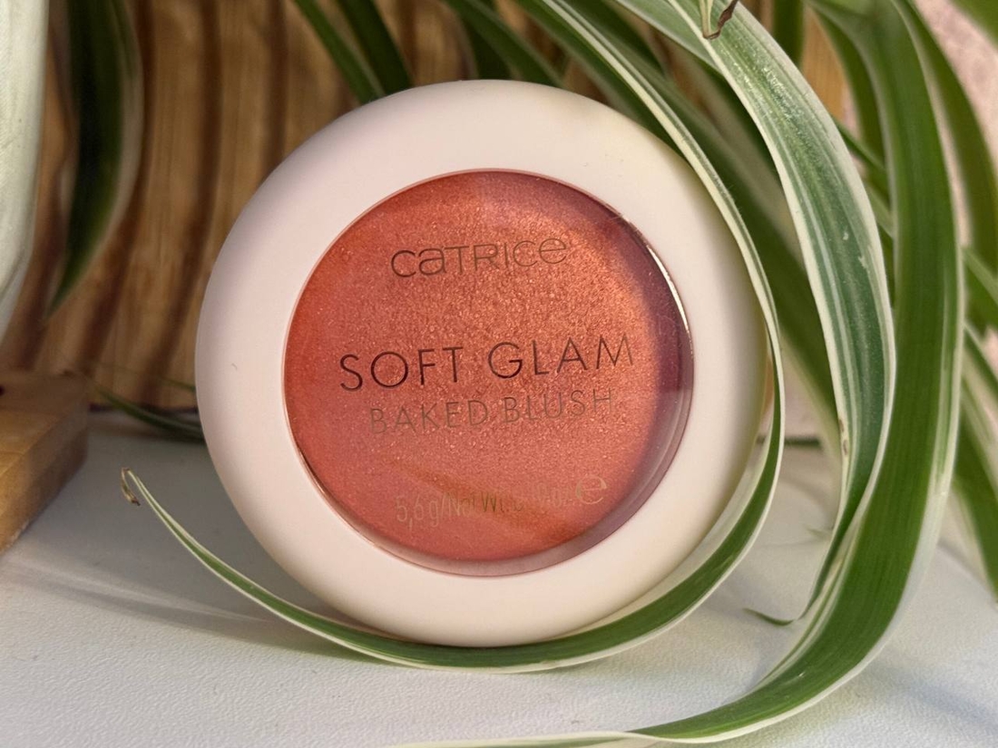 На фото Soft Glam Baked Blush от Catrice в оттенке 020 Peachy Breeze