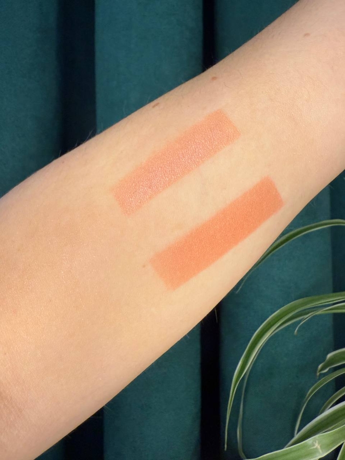 Сверху: Vivienne Sabo Blush Relief 24 "Rose de Velours" Cнизу Catrice Soft Glam Baked Blush 020 Peachy Breeze