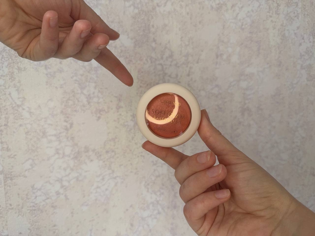 Румяна Soft Glam Baked Blush в оттенке Peachy Breeze — легкий персиковый тон с мелким шиммером