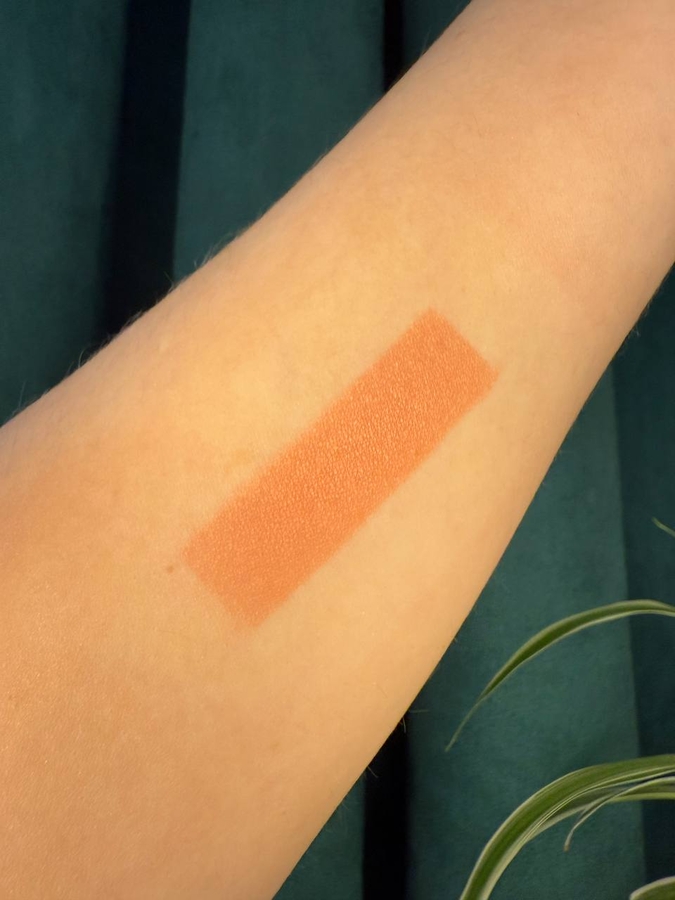 Soft Glam Baked Blush от Catrice в оттенке 020 Peachy Breeze при многослойном нанесении на коже