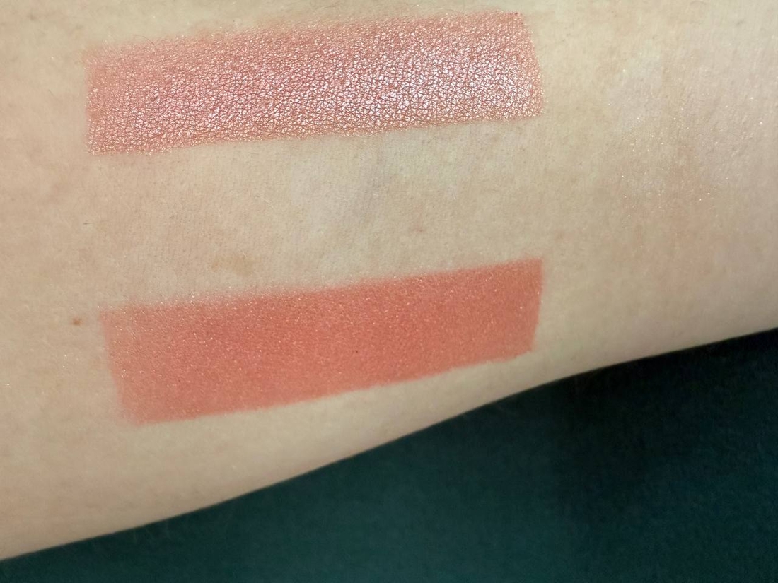 Сверху: Vivienne Sabo Blush Relief 24 "Rose de Velours" Cнизу Catrice Soft Glam Baked Blush 020 Peachy Breeze